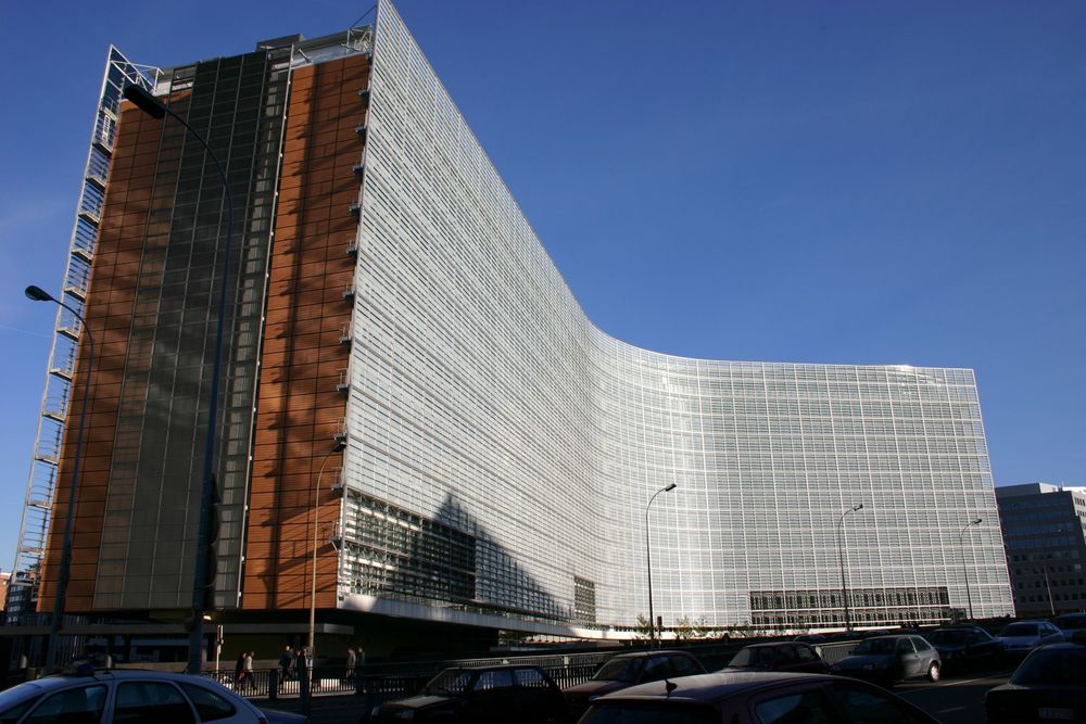 BERLAYMONT22. november flyttet EU-kommisjonen inn i dette bygget. I hælene fulgte nasjonale eksperter for å sertifisere det. Prøvesertifiseringen skal gi blest om det nye bygningsdirektivet fra EU. I Norge jobber man med en nasjonal tilpassing av direktivet.