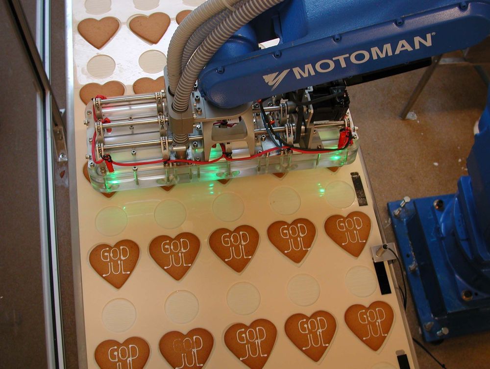 KUNDETILPASSEDE:Med roboten i produksjonen kan Annas Pepparkakor raskt og effektivt skape kundetilpassede pepperkaker med tekst eller logo. Pyntingen foregår i en takt på to sekunder pr. kake.FOTO:SOLIDWORKS