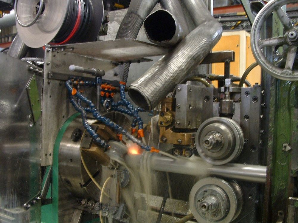 RØR: Båndstål valses til rør. Lengden på stålrørene som produseres i løpet av ett år ved fabrikken i Fredrikstad rekker mer enn jorda rundt.FOTO: SØNNICHSEN
