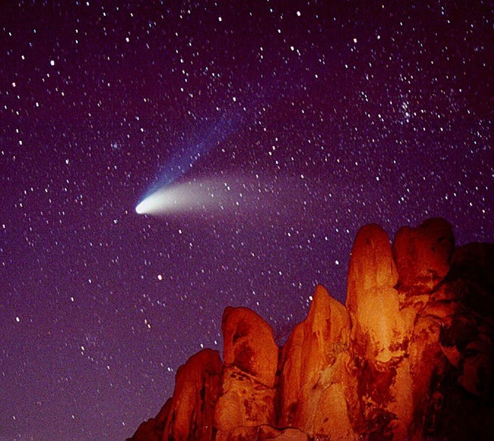 TRÅKKET PÅ HALEN: For første gang har forskere kunnet studere hva som skjer når en solstorm skjærer inn i en komethale. Funnene gjør det lettere å forstå solstormenes natur. FOTO: NASA