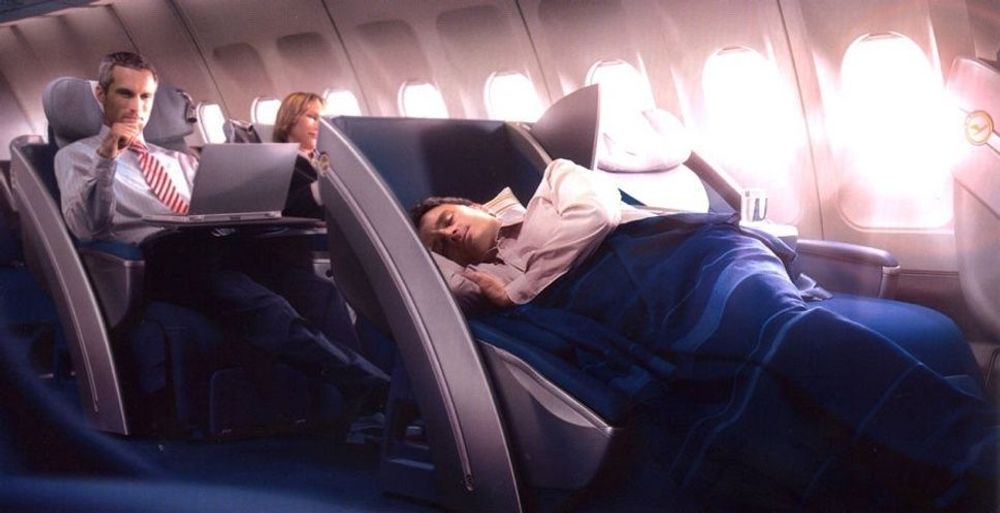 SOV SØTT: I løpet av en tolv timers flyreise er det godt å kunne legge seg nedå en stund. Du trenger omtrent fem timer søvn på slike langruter og det får du i en seng som denne. Selvsagt koster det flesk: 4 000-5 000 Euro tur/retur. FOTO: LUFTHANSA