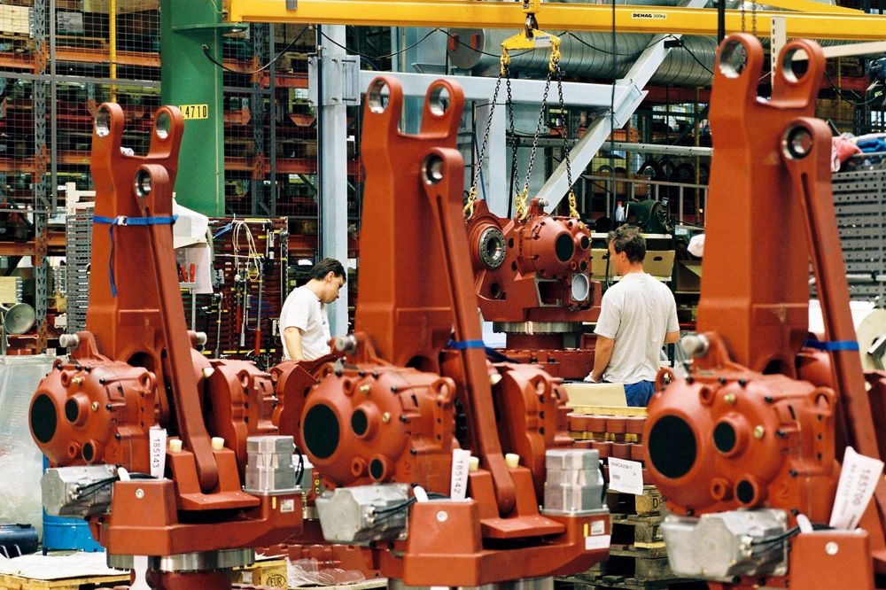 MANUELT: 250 personer arbeider med å montere roboter hos ABB. Å bruke roboter selv til å produsere de 10.000 enhetene som produseres årlig, er ikke lønnsomt.FOTO: ABB