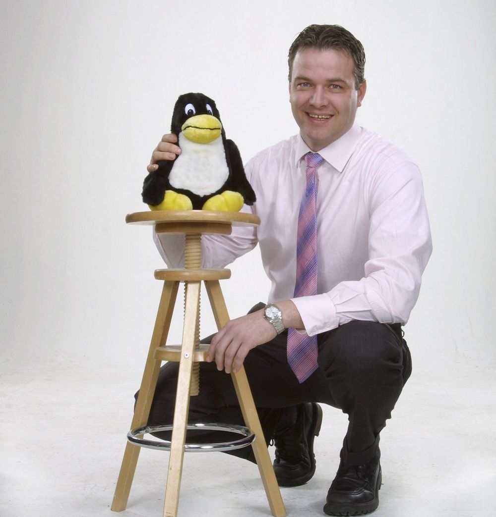 GODE VENNER:markedsdirektør i Novell Norge, Stig Sjursen, mener flere har grunn til å bli godvenner med Linux-pingvinen.