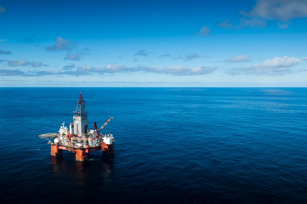 Regjeringen har lagt til 34 nye blokker for oljeleting i Barentshavet, som oljeselskapene nå kan søke på. Her er boreriggen West Hercules avbildet i Barentshavet på oppdrag for Equinor. 