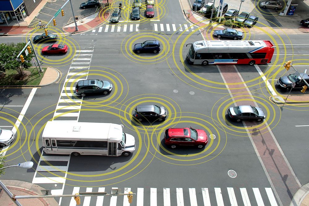 Fra 2015 vil mange eurpoeiske biler kunne kommunisere med hverandre for å forhindre ulykker. Illustrasjonen er fra den amerikanske trafikksikkerhetsadministrasjonen som iverksetter tilsvarende tiltak i USA.