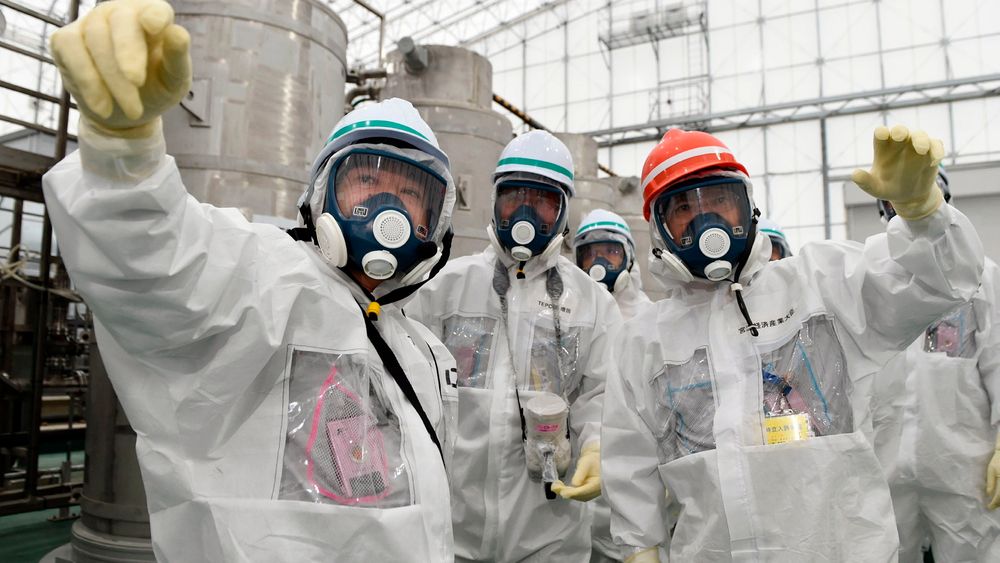 Japans nye minister for økonomi, handel og industri, Yoichi Miyazawa deltar på en inspeksjon på Fukushima-anlegget. Fredag ble det avgjort at to av reaktorene på atomkraftverket i Sendai kan startes opp igjen. 