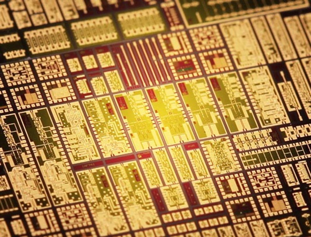 Den høyfrekvente chip'en måler bare 4x1.5 kvadratmillimeter. 
