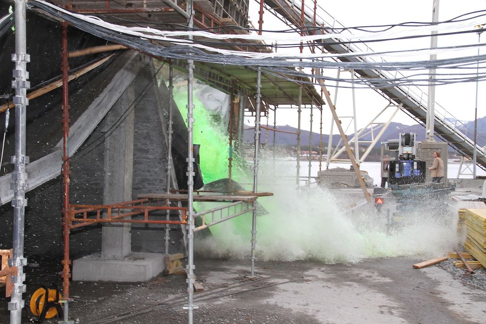 På Dyrøy Betong utenfor Ålesund har Spennteknikk nettopp gjennomført det første fullskala forsøket med fiberarmert betong i et dekke i Norge. 21. mai 2013.