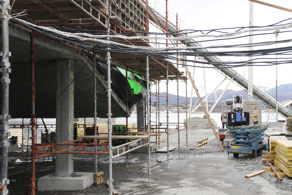 På Dyrøy Betong utenfor Ålesund har Spennteknikk nettopp gjennomført det første fullskala forsøket med fiberarmert betong i et dekke i Norge. 21. mai 2013.