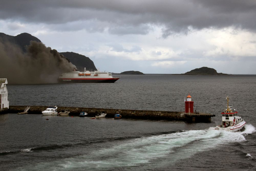 BRANN: Hurtigruteskipet Nordlys brenner like utenfor Ålesund torsdag morgen.