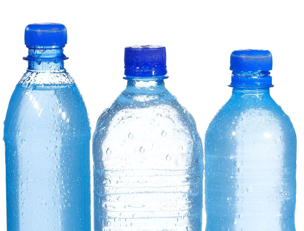Drikkeflasker og folie av polyetylenterepftalate (PET) kan gjenvinnes til bildeler og tekstiler som i fleecegensere og kosedyr til barn. 