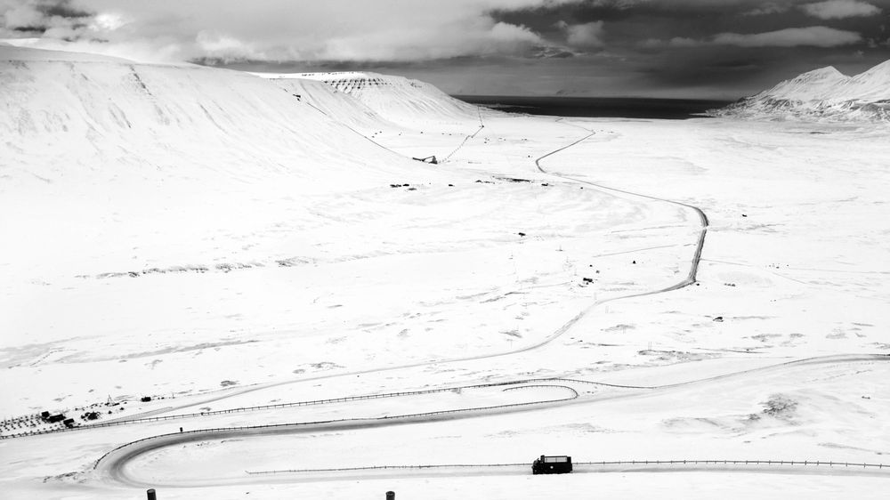 Det er et blekt kullmarked som møter den nyansatte Store Norske-sjefen Wenche Ravlo. Hun sier nå at de ansatte må være forberedt på omstilling og endring. Her er en kullbil på vei ned Adventdalen, fra Gruve 7, mot Longyearbyen på Svalbard.