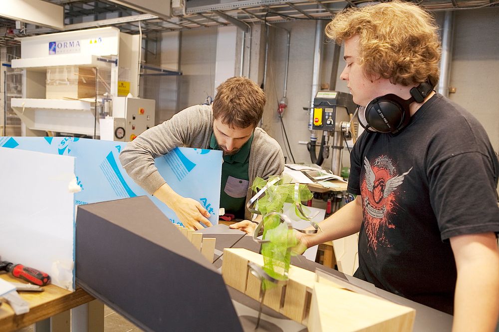 Stig Classon og Arne Sveinsvoll ferdigstiller elevprosjektet plusshus før konkurransen torsdag.