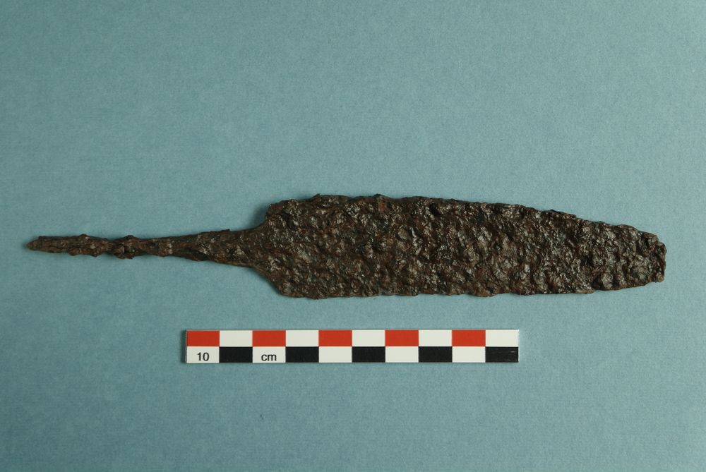 Gammel høyteknologi 1: Denne kniven som kan ha blitt brukt i en rituell offerhandling er fra 0-100 år etter Kristus. Foto: Ingar M. Gundersen