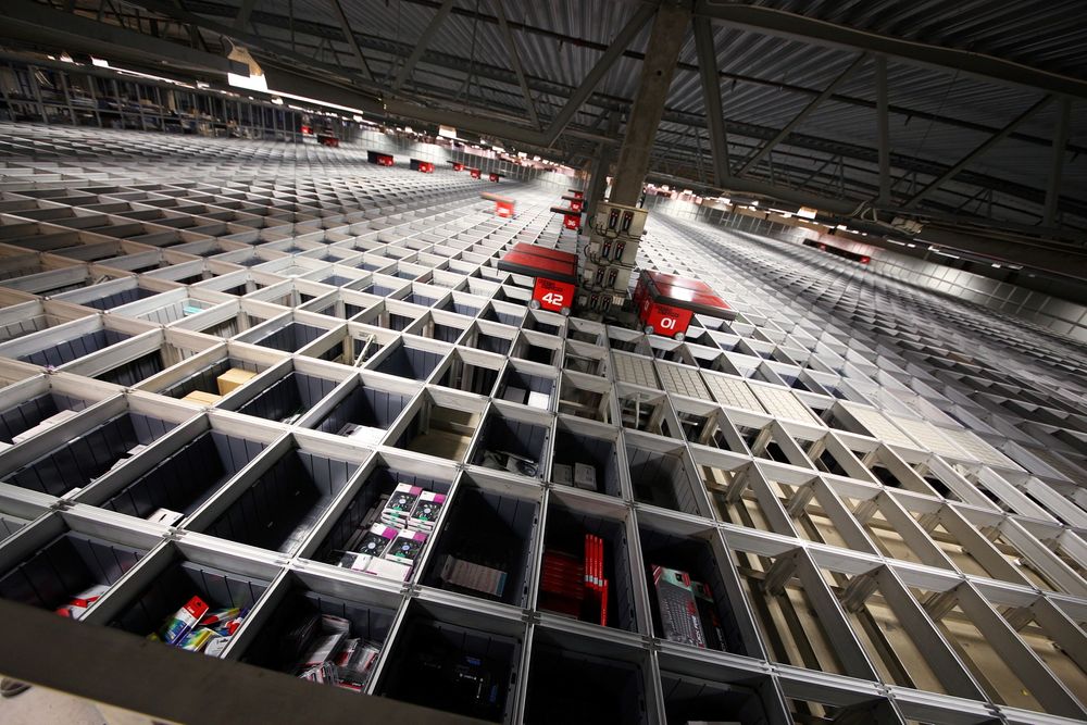 Komplisert: Logistikksystemet til komplett.no domineres av disse robotbilene,som kjører rundt og henter varer så fort det kommer inn bestilling på nettet. På dette lageret er det 33.700 kasser med forskjellige varer. Rekorden er 18.500 plukk på en dag.  