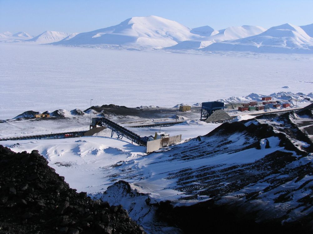 UNDER BAKKEN: Målet til forskerne er å fange CO2-utslippene fra kullkraftverket på Svalbard i bakken. 