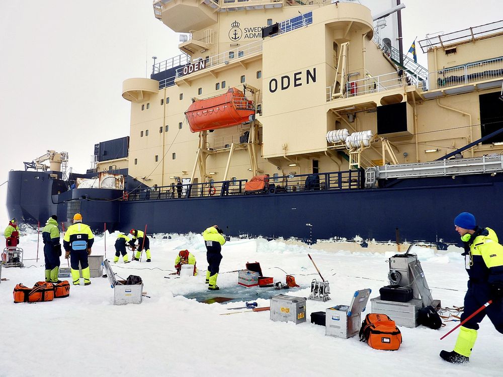 Grønlandsis: Forskere og doktorgradsstipendiater i gang med målinger på tokt med isbryteren Oden ved Nordøst-Grønland høsten 2012.   Foto: NTNU/Samcot 
