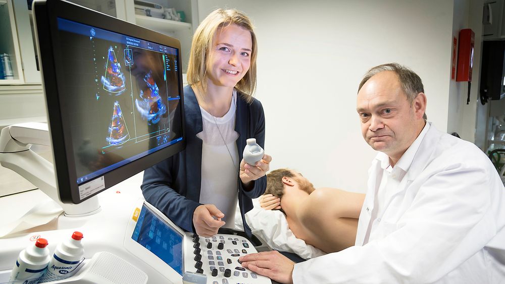 Forsker Sigrid Kaarstad Dahl ved SINTEF og overlege Stig Urheim fra Haukeland Universitetssykehus/Rikshospitalet, diskuterer 3D-ultralydopptak av forsøkspersonens hjerte.