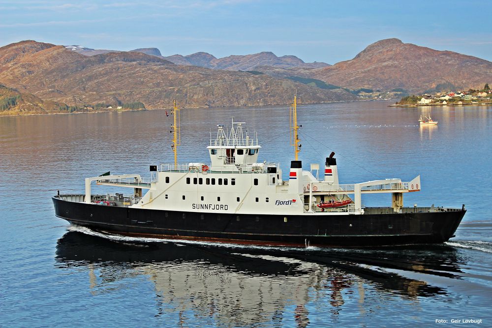 MF Sunnfjord er bygget i 1978 og har plass til 46 biler og 194 passasjerer. 