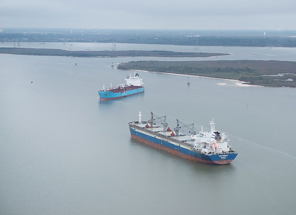 Kjemikalietankeren Carla Maersk hadde 216.000 fat MTBE om bord da det kolliderte med bulkskipet Conto  Peridot. Deler av lasten havnet i vannet, iføge US Coast Guard. 