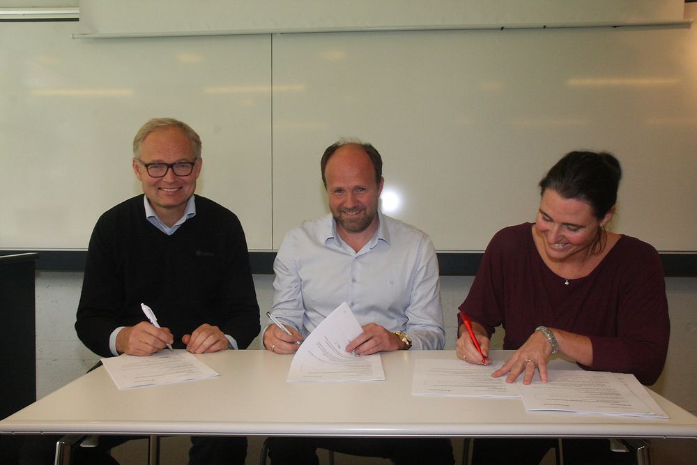 Prosjektavtalen for Recharge mellom Cavotec, DNV GL og Oslo Havn ble undertegnet på Høvik i forrige uke av Sofus Gedde-Dahl (adm. dir. Cavotec), Bjørn Vartdal (programsjef, DNV GL) og Heidi Neilson (miljøsjef, Oslo Havn). 