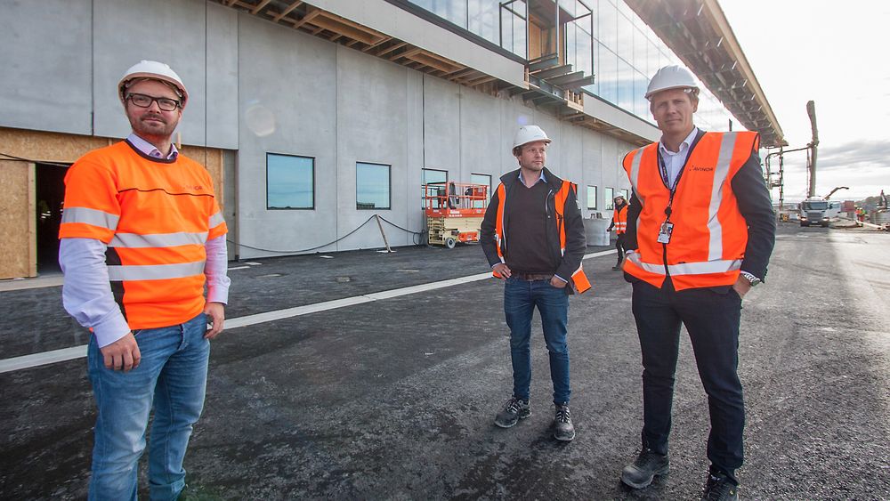 Fra venstre: Are Furnes Lausund, ingeniør  i Cowi, Eskild Andersen, arkitekt og partner i Nordic Office of Architecture, og lufthavnsjef Aslak Sverdrup. 