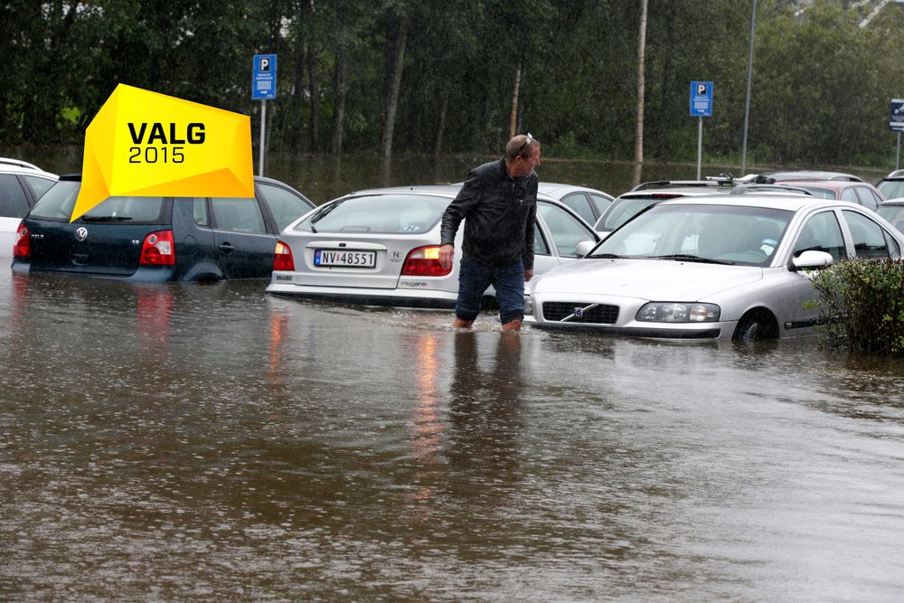 Oslo  20150902.Enorme vannmengder i underganger og i veibanene fører til at biler på Lørenskog må berges.Foto: Vidar Ruud / NTB scanpix 