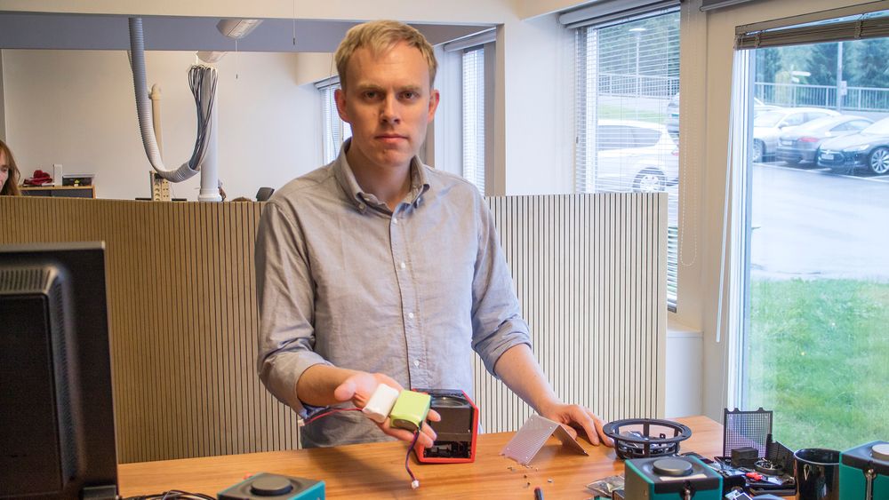 Radiokonstruktør: Sivilingeniør Andreas Erlandsen hos TT Micro har konstuert Pinell Go. Nå har han jobbet intenst for å få frem et nytt sikkert batteri og etablere et erstatingsprogram for å bytte ut det usikre batteriet så raskt som mulig.  