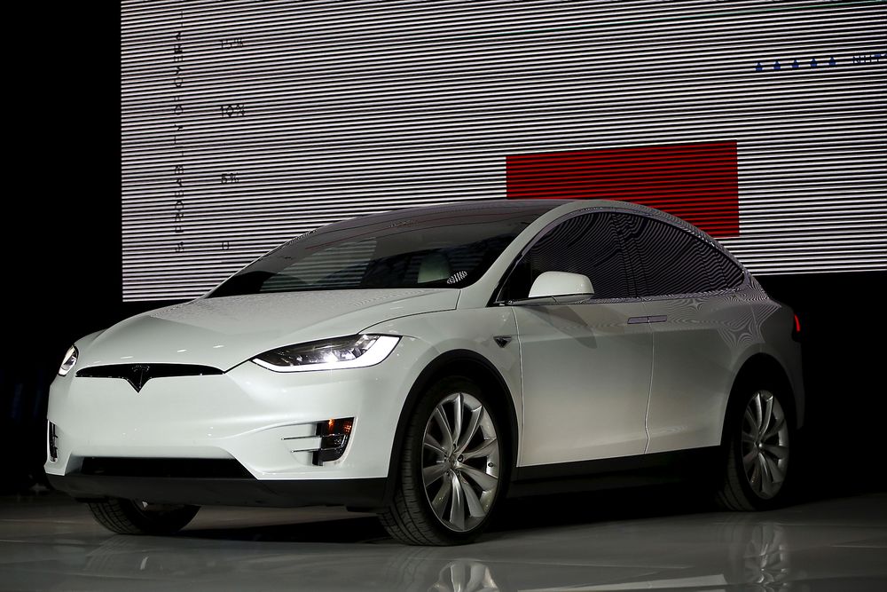 Når Tesla Model X lanseres, blir det trolig kø for å kjøpe. SSB-forsker Geir Bjertnæs spør seg om ikke spredningen av elbiler til andre land øker hvis salget i Norge reduseres.