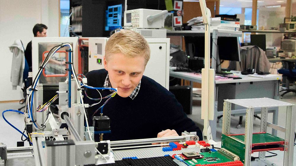  Henning Stenersen (25) er nyansatt kybernetiker i Nordic Semiconductor. Her fra selskapets test-laboratorium.