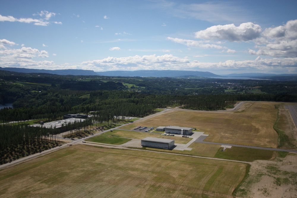 Selv om Norsk Titanium skal bygge ny fabrikk i USA, skal teknologisenteret her på Eggemoen ved Hønefoss bestå.