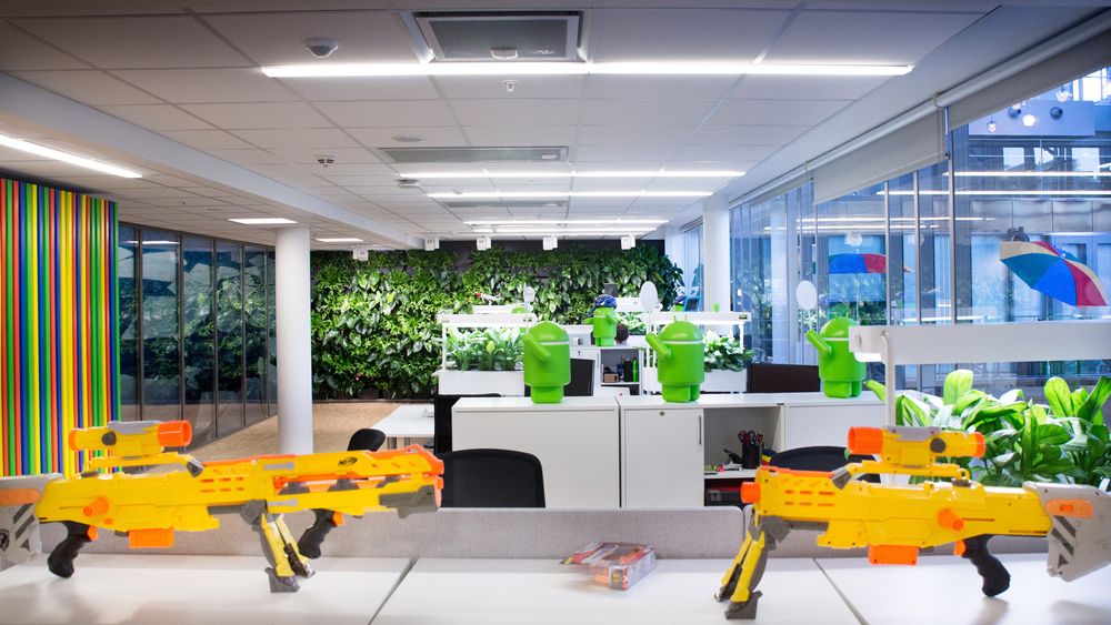 Lekepistoler og planter: Fra kontormiljøet hos Google Norge. Foto: Eirik Helland Urke