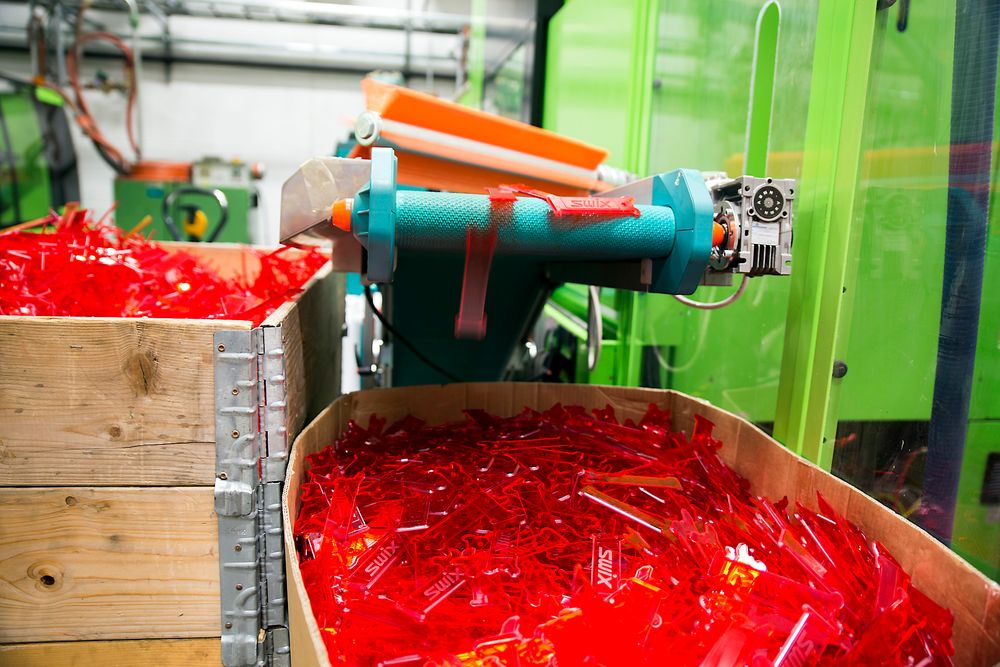 Plast: I plastmaskinene produseres deler til Swix-stavene, emballasje til gliderproduksjonen, og mindre produkter som isskraper. 