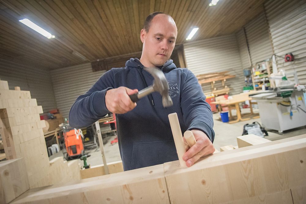 Lett å sette sammen: Gründer Nils Magnus Kjenstad i Nimo demonstrerer hvordan han setter sammen byggeelementene av limtre. 