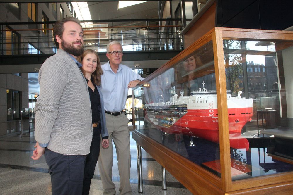 «Tønsberg» er ett av Wilh. Wilhelmsens nyest skip, designet og utstyrt med mye av utstyr og filosofi som er bragt fram etter Orcelle-visjonen ble presentert for 10 år siden. Fra venstre: Petter Chr. Jønvik, Anna Larsson og Per Brinchmann.