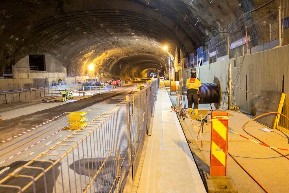 Mot slutten av 2016 skal den nye stasjonshallen i Holmestrand være en stor lys tunnelhall med skifergulv og hvite betongvegger. 