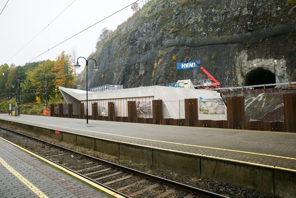 Stasjonsbygget til den nye stasjonen i fjellet begynner å ta form. 