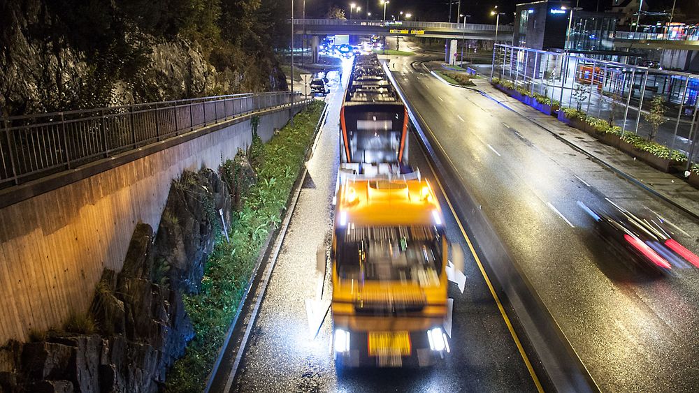 Den nye Bybanevognen fraktes på lastebil. 