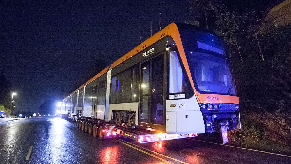 Vognen er 42 meter lang, og skal settes i trafikk til neste år. Til da skal den brukes til prøvedrift på en ny del av banenettet. 