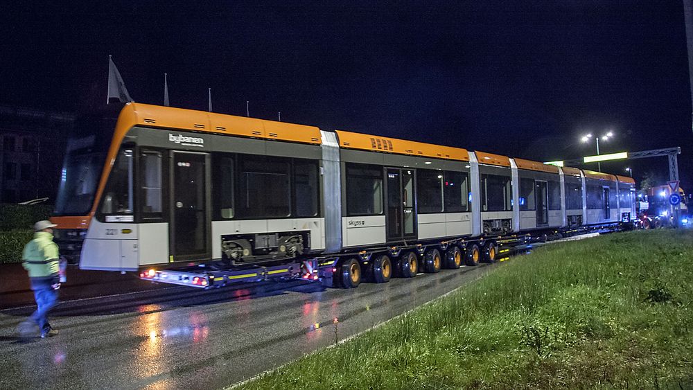 Den nye vognen er 42 meter lang, og veier 50 tonn. 