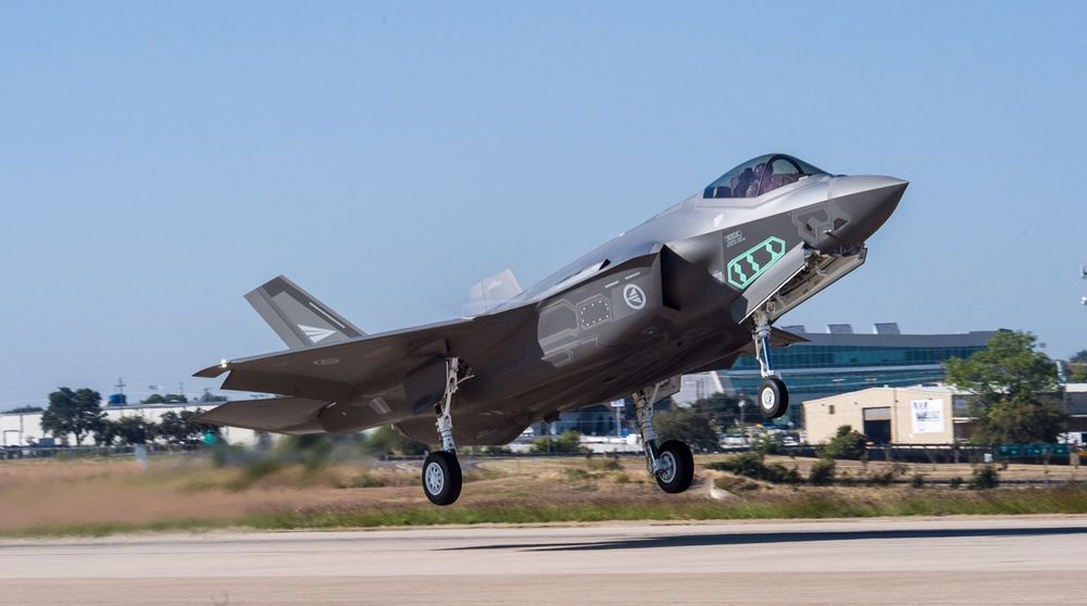 Her tar det første norske F-35-flyet av for første gang.  