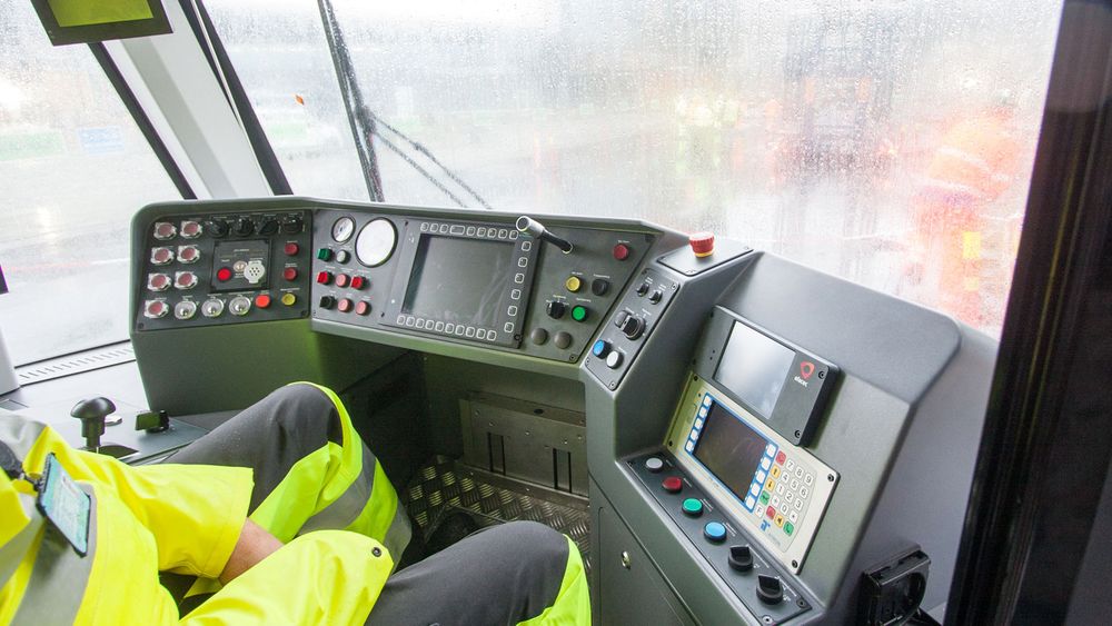 Det er vognførerplass i hver ende av vognen. 