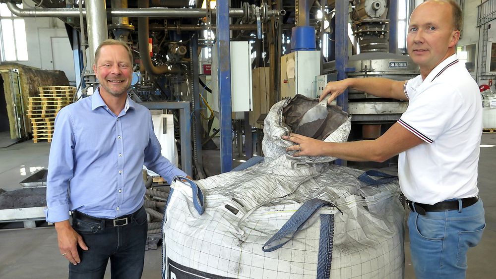 Administrerende direktør Knut Mørk i Resitec (t.v.) og FoU-sjef Terje Halvorsen har utviklet et prosess for rensing av silisiumspon etter waferproduksjon som de mener er unik.
