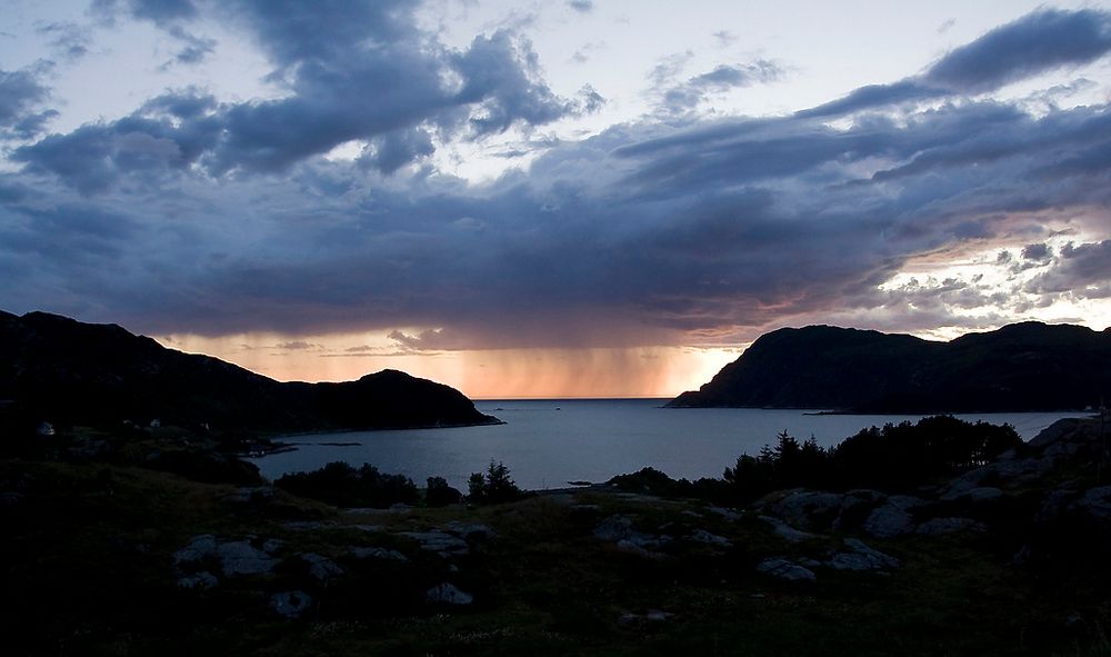 For svært mange av de petromaritime bedriftene i Sogn og Fjordane, går det fortsatt så det suser, selv om oljeprisfallet rammer i store deler av landet. Men mørke skyer skimtes i horisonten. 