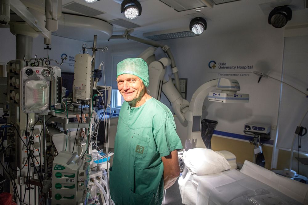 Innovativ: Leder Erik Fosse ved intervensjonssenteret fikk nylig Universitetet i Oslo sin innovasjonspris. Her står han i en av de svært avanserte operasjonsstuene. 