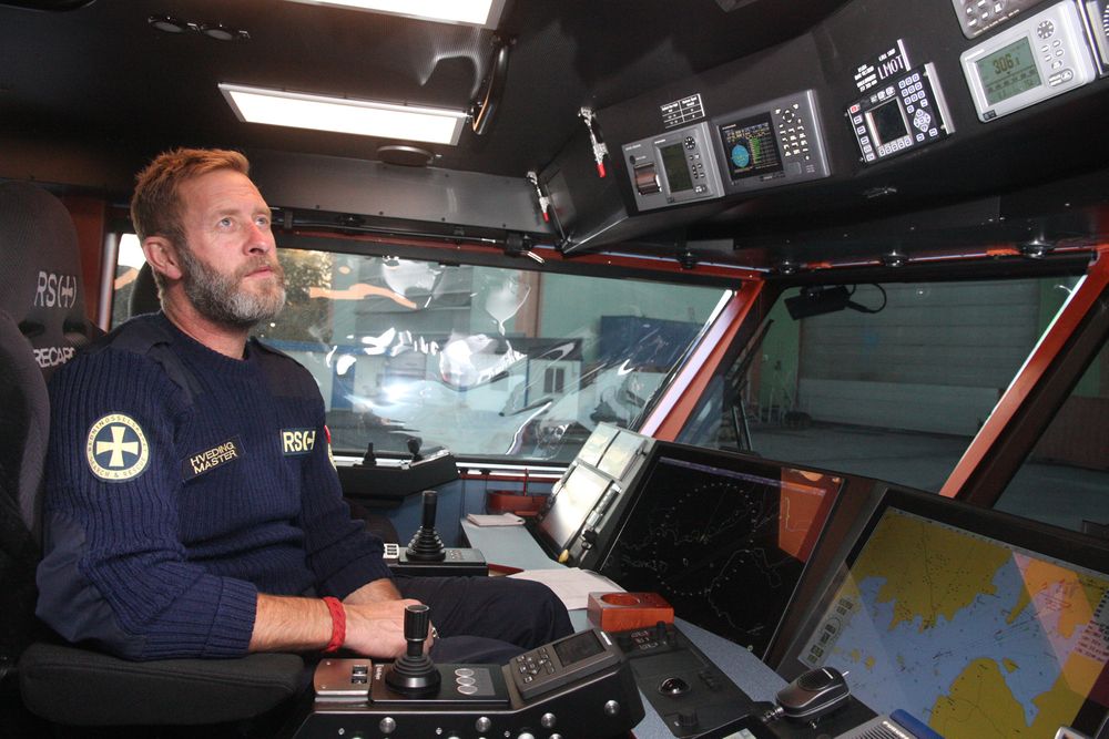 Kaptein Knut Hveding har alle funksjoner han trenger innen rekkevidde fra sin førerstol. 