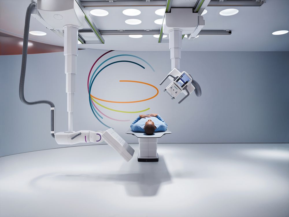 Robotisert røntgen: De to armene til det takmonterte Multitom Rax systemet til Siemens kan raskt og automatisk posisjonere røntgenkilden og sensorplaten på 43 ganger 3 cm i posisjon. Armene kan opereres både automatisk og manuelt og roboten kan ta både statiske og dynamiske bilder og sekvenser i 3D. 