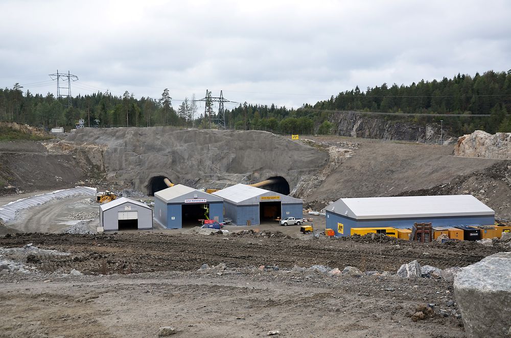 De to atkomsttunnelene som går inn fra riggområdet på Åsland vil brukes til inn- og utgående trafikk til hovedtunnelen, og steinmassene skal fraktes ut på transportbånd.