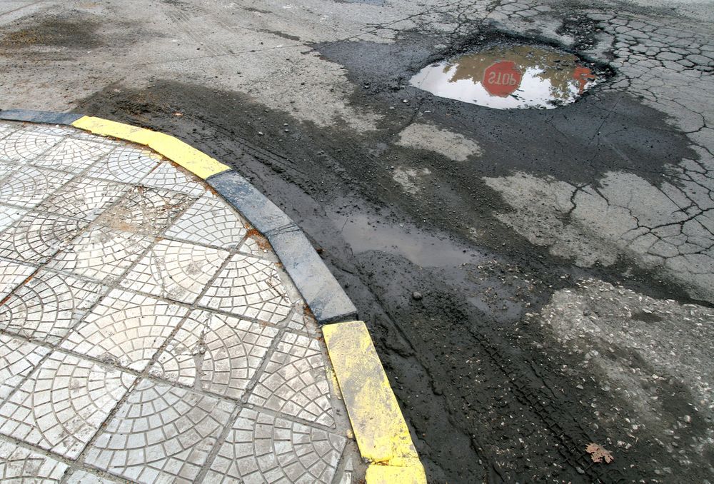 Ved å bruke droner til å reparere veiene skal det ikke lenger oppstå skader denne type skader på veiene i byer. 