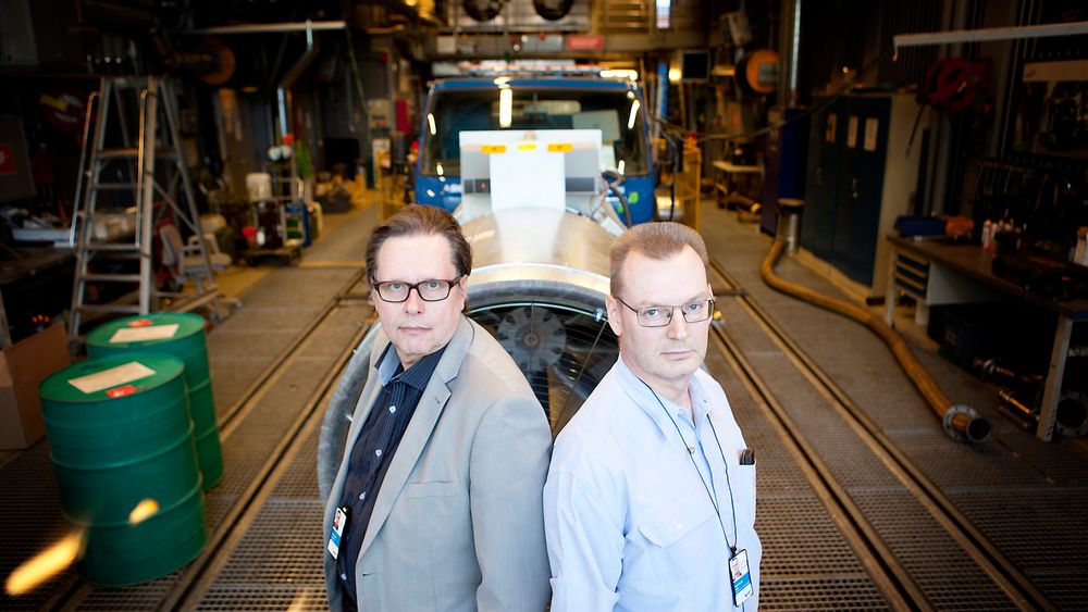 Tester: Forskerne Juhani Laurikko (t.v.) og Jan Rautalin har testet utslipp i en årrekke. Her på tungbil­testlaboratoriet på VTT.